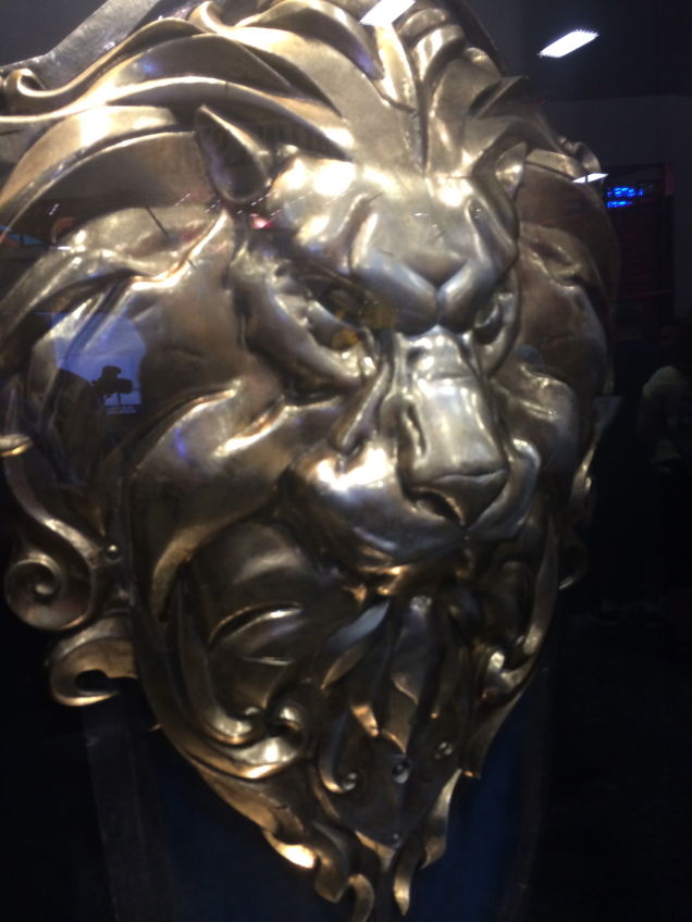Cùng xem các món đạo cụ tinh xảo của phim Warcraft