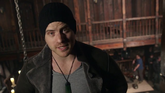 
Nam diễn viên Robert Kazinsky trong vai Ogrim là một người rất thích chơi World of Warcraft sẽ giới thiệu cho chúng ta về phim trường cổ kính - Quán trọ Lions Pride.
