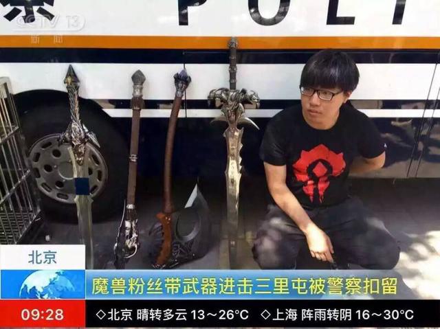 
Anh chàng cosplayer đi tham dự hội chợ đã bị cảnh sát giữ lại vì những món vũ khí trông rất hầm hố.
